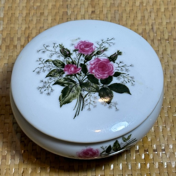 Vintage 1970s Rose Bouquet Porcelain jewelry/trinket box made in Japan - Picture 3 of 5